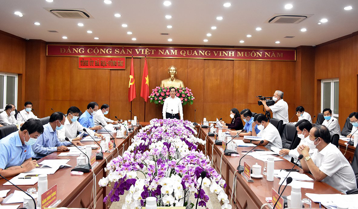 Ông Phạm Viết Thanh, Ủy viên Trung ương Đảng, Bí thư Tỉnh ủy, Chủ tịch HĐND tỉnh phát biểu chỉ đạo tại cuộc họp.