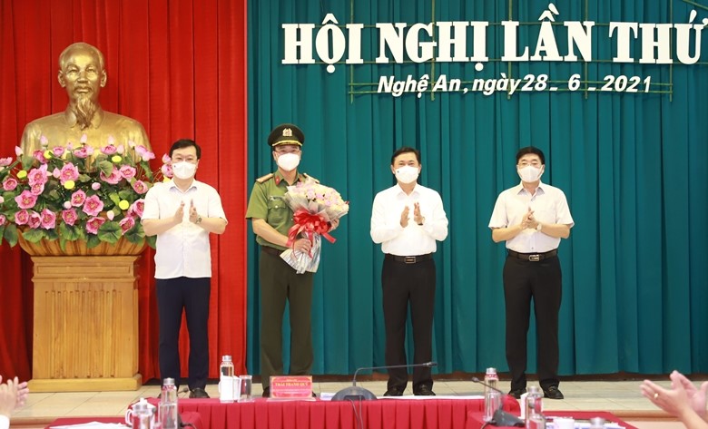 Các đồng chí Thường trực Tỉnh ủy Nghệ An tặng hoa chúc mừng Đại tá Phạm Thế Tùng. (Ảnh Thành Duy )