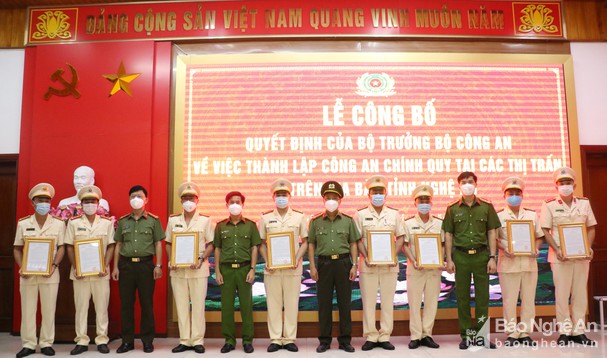 17 đồng chí được bổ nhiệm, điều động giữ chức vụ Trưởng Công an thị trấn chính quy đợt này. Ảnh: Vương Linh