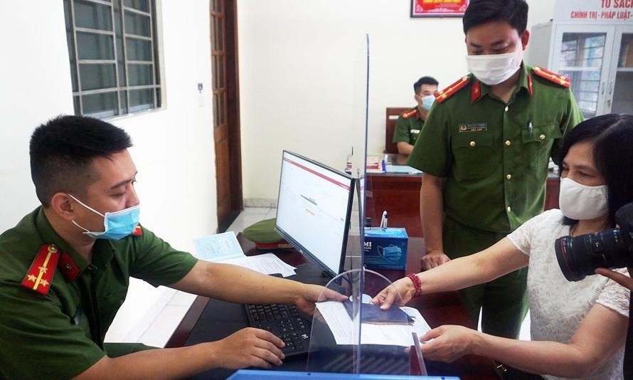 Thu hồi sổ hộ khẩu giấy từ ngày 1/7.