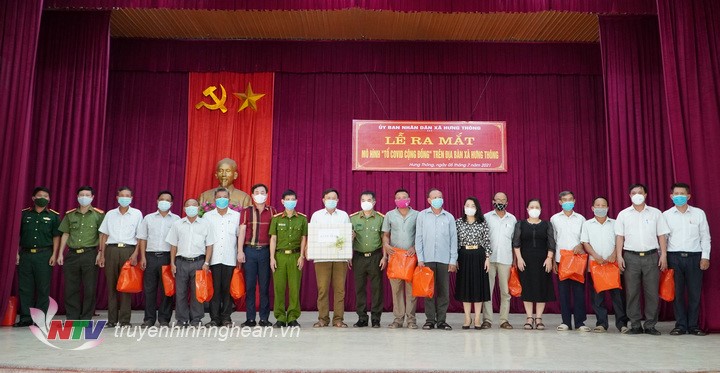 Trao quà cho các tổ COVID cộng đồng.