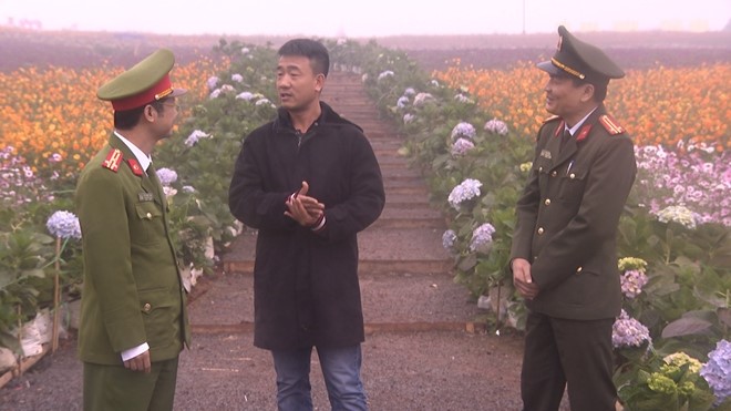 Công an thị xã Thái Hòa thăm hỏi mô hình 