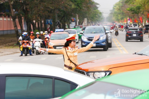 Cảnh sát giao thông Công an thành phố Vinh hướng dẫn giao thông. Ảnh tư liệu Lê Thắng