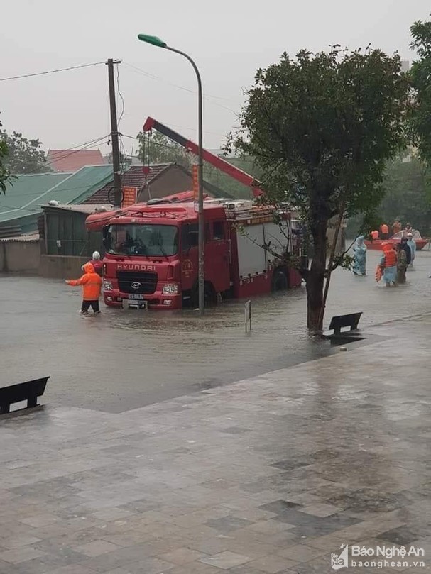 Phòng Cảnh sát Phòng Cảnh sát phòng cháy, chữa cháy và cứu nạn, cứu hộ, Công an tỉnh Nghệ An tham gia cứu hộ nhiều hộ dân bị ngập sâu trong nước tại khu vực khối 13, phường Bến Thủy, thành phố Vinh vào sáng 30/10/2020. Ảnh tư liệu Chu Minh