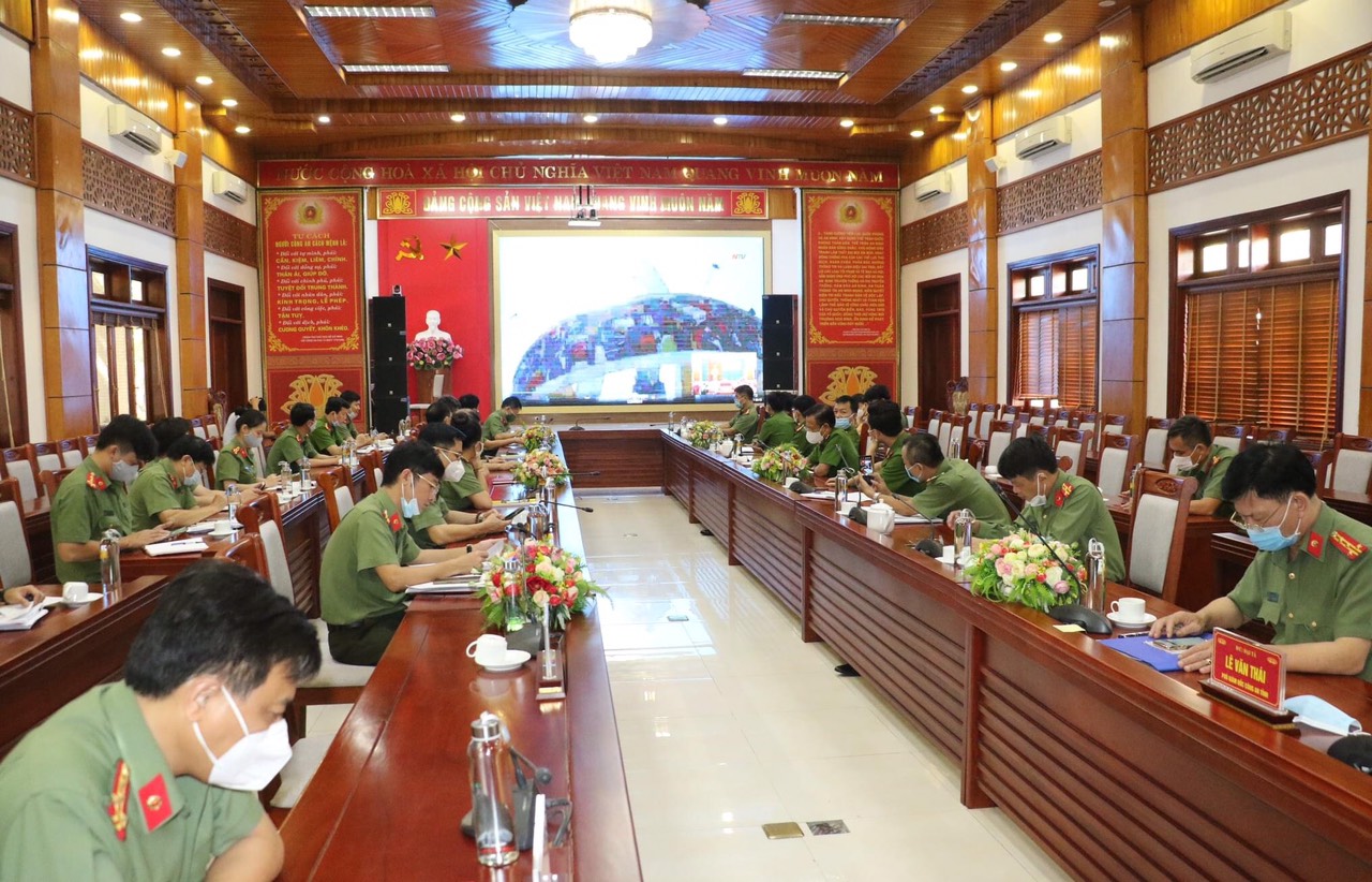 Hội nghị được tổ chức bằng hình thức trực tuyến từ điểm cầu chính ở trụ sở Tỉnh ủy đến 4 điểm cầu cấp tỉnh và các huyện, thành, thị ủy, đảng ủy trực thuộc