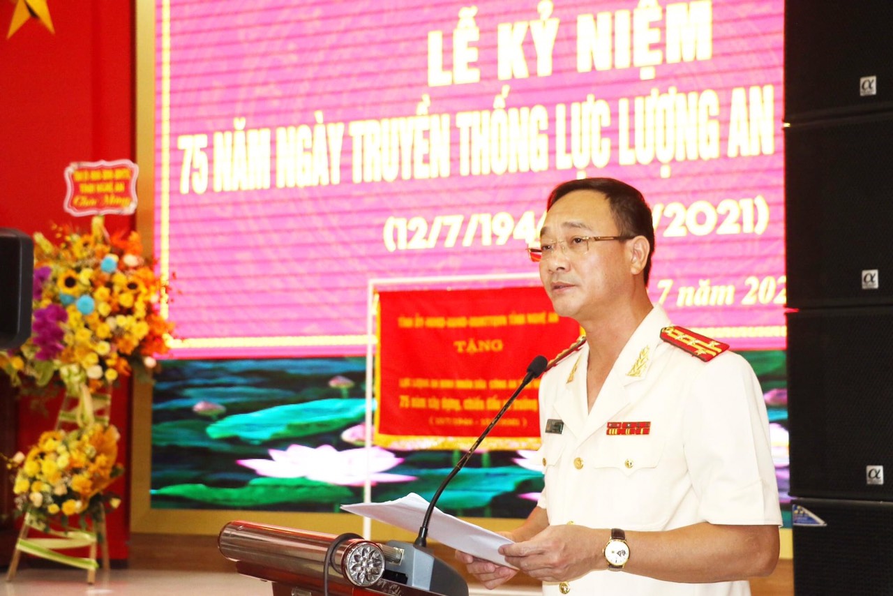 Đại tá Phạm Thế Tùng, UVBTV Tỉnh uỷ, Giám đốc Công an tỉnh trân trọng cảm ơn sự quan tâm của Tỉnh ủy, UBND, HĐND, UBMTTQ tỉnh Nghệ An đối với lực lượng an ninh nhân dân Công an Nghệ An.  Ảnh: Bình Minh