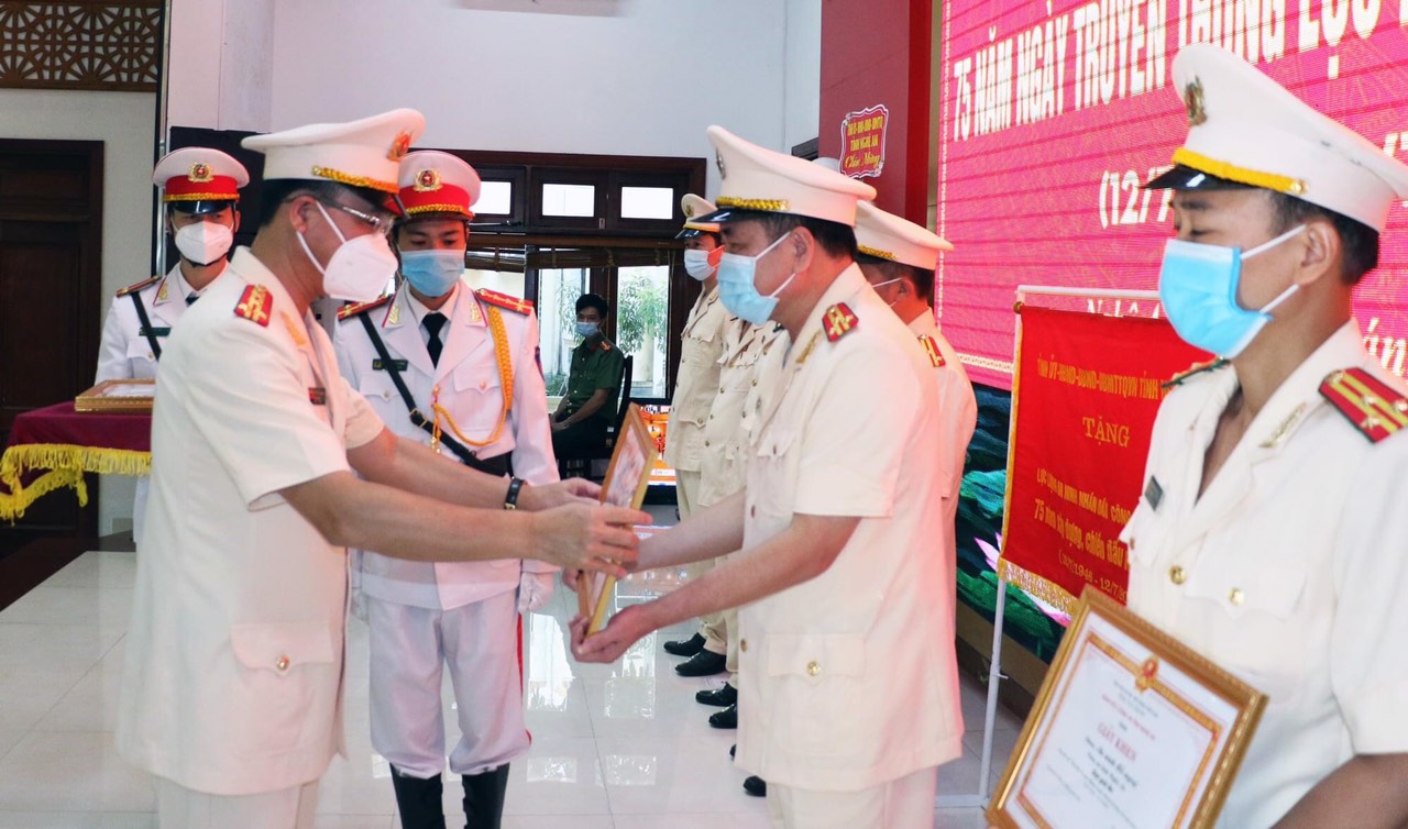 Đại tá Phạm Thế Tùng, UVBTV Tỉnh uỷ, Giám đốc Công an tỉnh trao giấy khen cho các tập thể đạt thành tích cao trong cuộc thi tìm hiểu 75 năm truyền thống an ninh nhân dân Việt Nam. Ảnh: Bình Minh