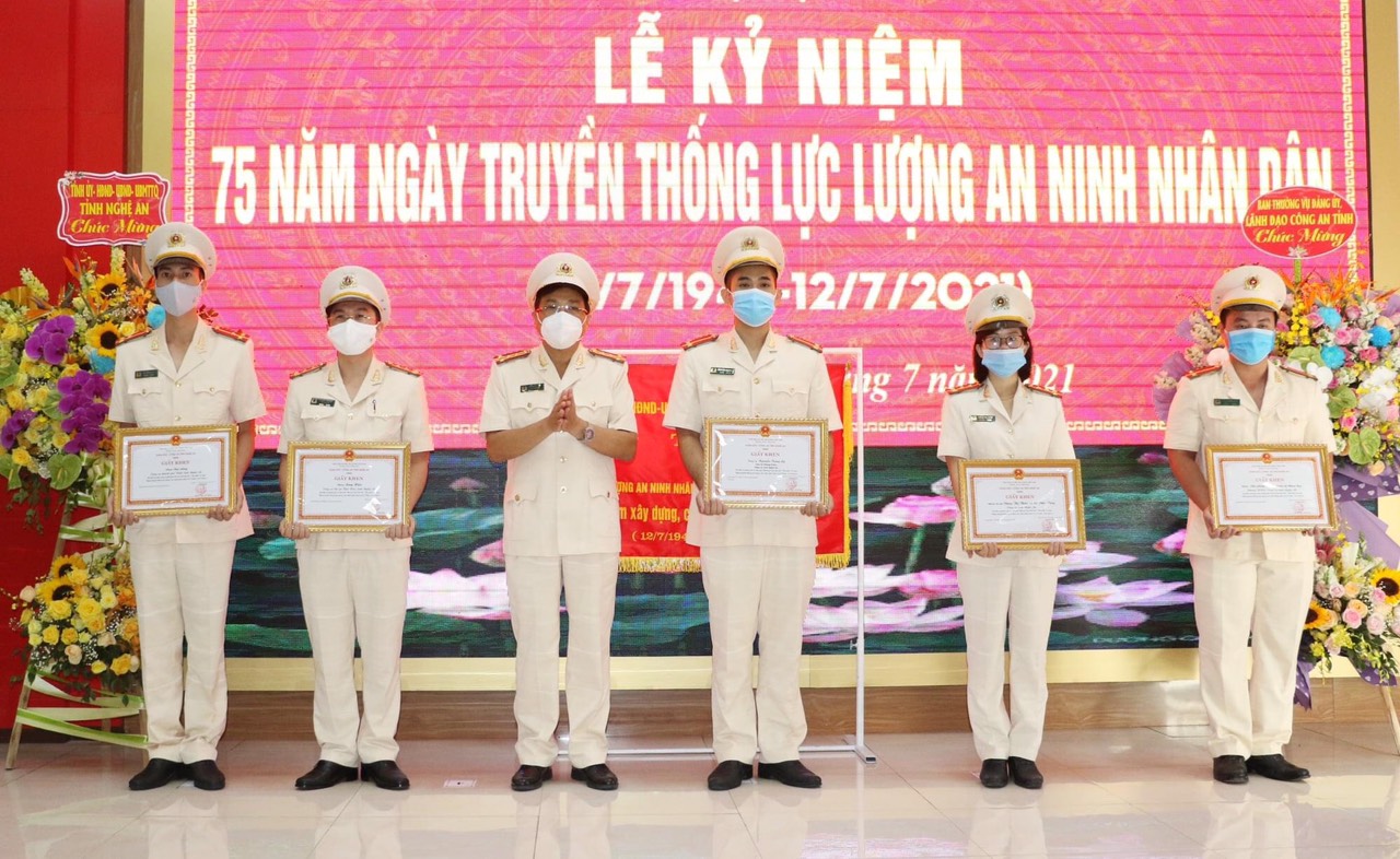 Đại tá Hồ Văn Tứ, Phó Giám đốc Công an tỉnh trao giấy khen cho các tác giả, nhóm tác giả đạt giải trong cuộc thi tìm hiểu 75 năm truyền thống an ninh nhân dân Việt Nam. Ảnh: Bình Minh