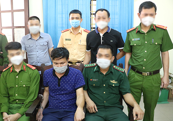 Đối tượng Phạm Xuân Tài (áo tím ngồi giữa)