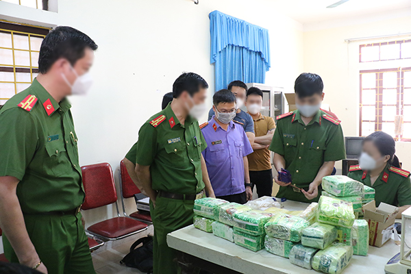 Lực lượng chức năng tổ chức lấy mẫu giám định số ma túy thu giữ được