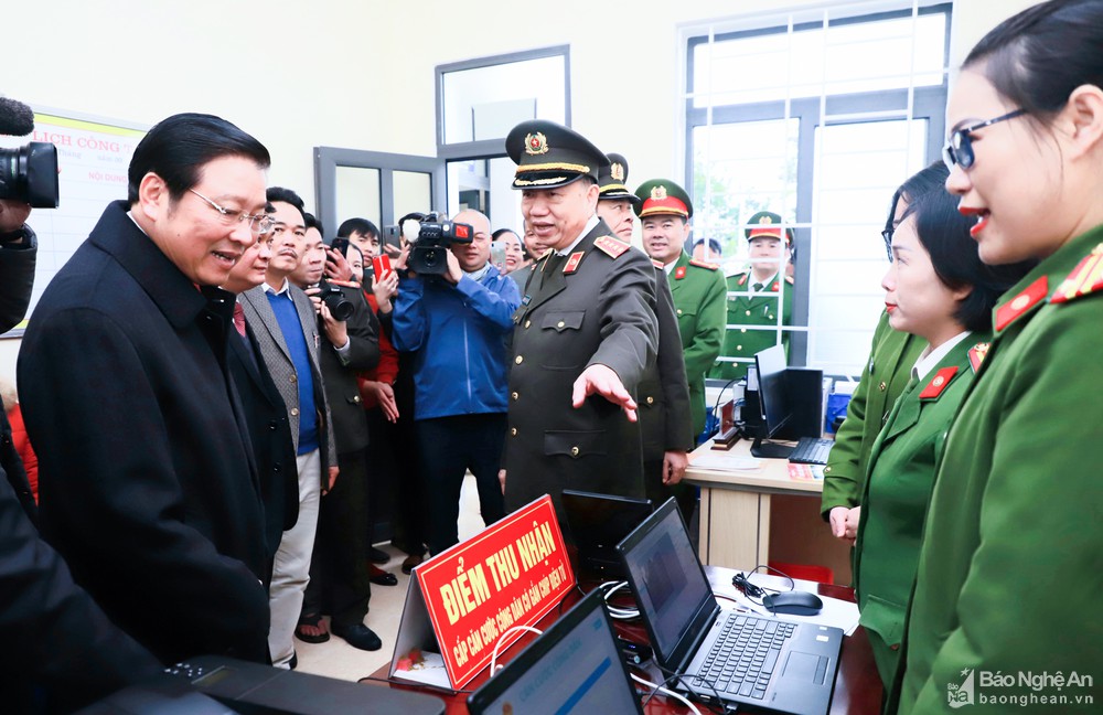 Đại tướng Tô Lâm - Ủy viên Bộ Chính trị, Bí thư Đảng ủy Công an Trung ương, Bộ trưởng Bộ Công an và đồng chí Phan Đình Trạc - Bí thư Trung ương Đảng, Trưởng ban Nội chính Trung ương thăm Trụ sở Công an xã Thanh Thủy, huyện Thanh Chương (Ảnh chụp ngày 8 tháng 1/2021). Ảnh: Thành Duy (Báo Nghệ An)