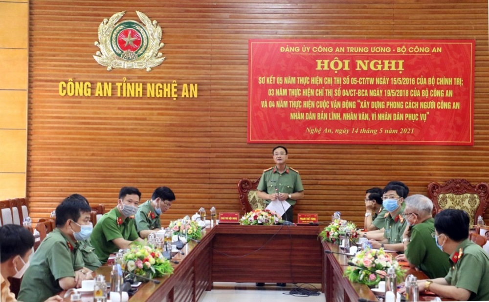 Đại tá Phạm Thế Tùng - Giám đốc Công an Nghệ An chỉ đạo lực lượng an ninh nhân dân và các lực lượng khác đẩy mạnh thực hiện cuộc vận động “Xây dựng phong cách người CAND bản lĩnh, nhân văn, vì nhân dân phục vụ”. Ảnh: Bình Minh