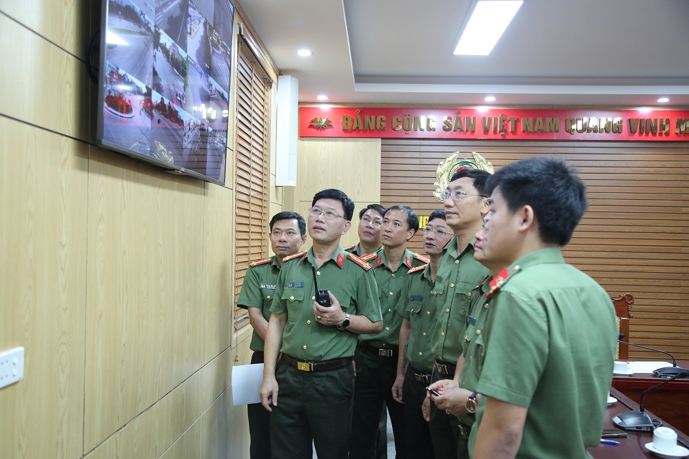 Đại tá Lê Văn Thái- Phó Giám đốc Công an Nghệ An và các phòng nghiệp vụ tại Trung tâm thông tin chỉ huy Công an Nghệ An. Ảnh: Minh Tâm.