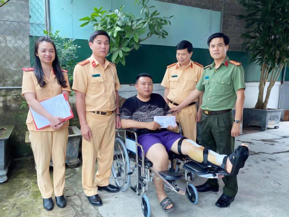 Đại tá Nguyễn Đức Hải - Phó Giám đốc Công an tỉnh thăm hỏi cán bộ CANA bị thương khi làm nhiệm vụ.Ảnh: P.V