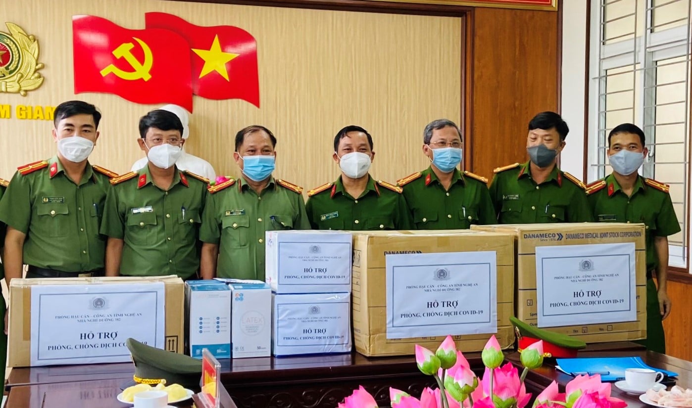 Lãnh đạo phòng Hậu cần và lãnh đạo phòng Tổ chức trao vật tư y tế cho Trại tạm giam Công an tỉnh