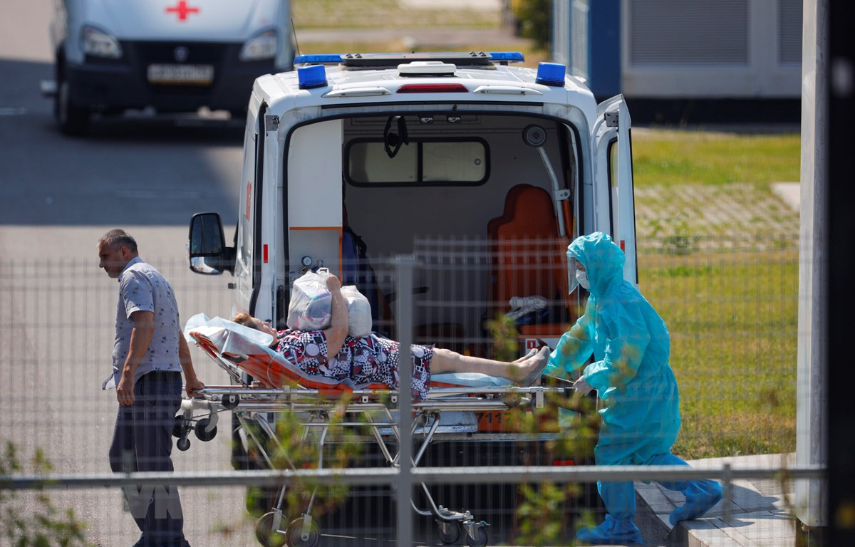 Nhân viên y tế chuyển bệnh nhân COVID-19 tới bệnh viện ở Moskva (Nga).