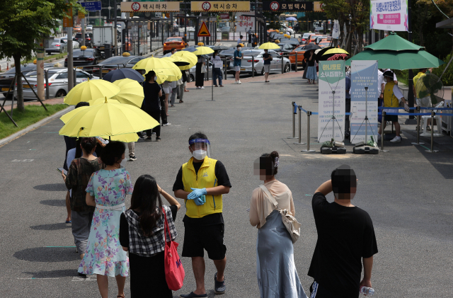 Người dân xếp hàng chờ xét nghiệm COVID-19  tại Seoul (Hàn Quốc) ngày 13/7.