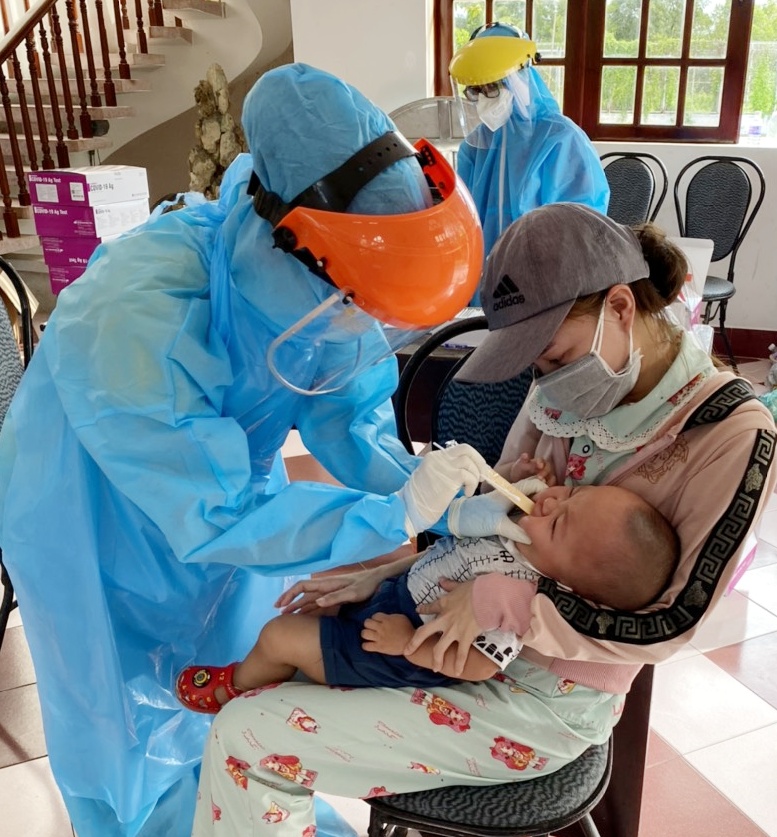 Lực lượng y tế lấy mẫu xét nghiệm test nhanh  kháng nguyên cho người dân trên địa bàn TT.Long Hải. 