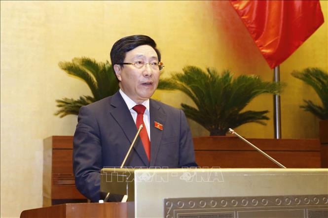 Phó Thủ tướng Chính phủ Phạm Bình Minh trình bày Báo cáo về đánh giá kết quả thực hiện kế hoạch phát triển kinh tế - xã hội, ngân sách nhà nước 6 tháng đầu năm và các giải pháp thực hiện kế hoạch phát triển kinh tế - xã hội, ngân sách nhà nước 6 tháng cuối năm 2021. Ảnh: Doãn Tấn/TTXVN