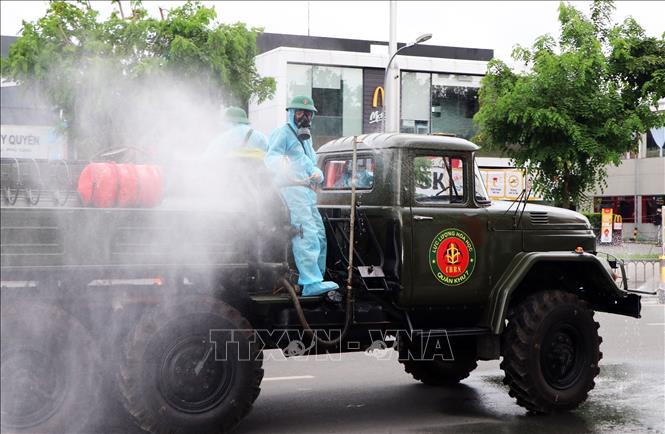 Lực lượng vũ trang Quân khu 7 tham gia công tác khử khuẩn, tẩy trùng khu dân cư. Ảnh: TTXVN 