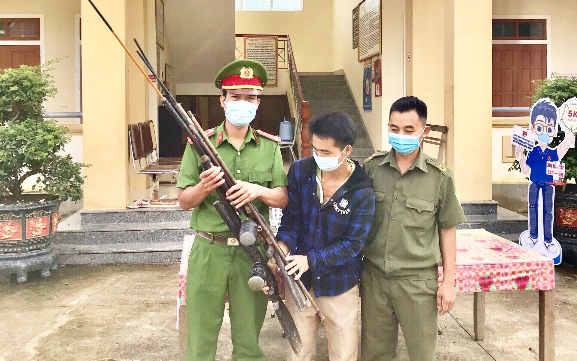 Công an huyện Kỳ Sơn tiếp nhận súng tự chế do người dân tự nguyện giao nộp
