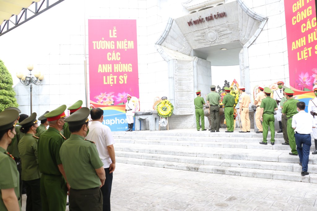 Dâng hương tưởng niệm anh linh 11.000 liệt sỹ tại Nghĩa trang quốc tế Việt – Lào