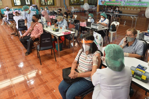 Tiêm vắc xin phòng COVID -19 cho người dân  tại Bangkok (Thái Lan). 