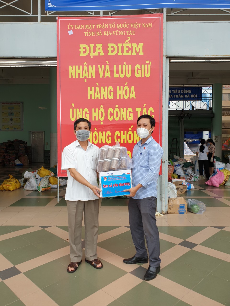 Ông Nguyễn Kế Toại, Phó Chủ tịch UBMTTQ Việt Nam tỉnh (trái) trao tượng trưng hàng của tỉnh Quảng Trị hỗ trợ, điều phối cho TP.Vũng Tàu sử dụng trong công tác phòng, chống dịch COVID-19.