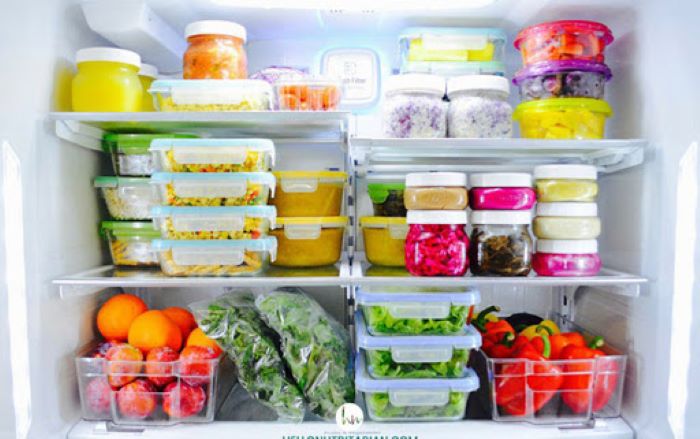 Chuẩn bị lương thực thực phẩm đóng hộp, hoa quả khi cách ly y tế tại nhà.