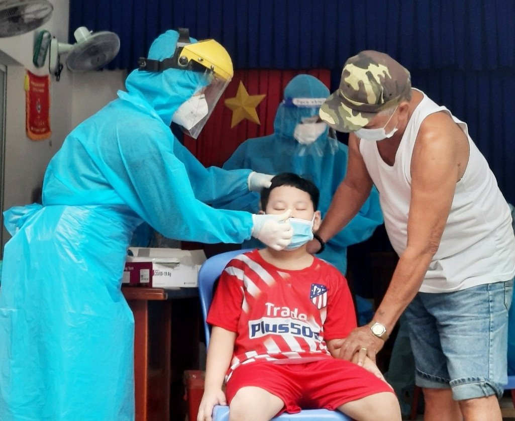 Lực lượng y tế lấy mẫu xét nghiệm test nhanh kháng nguyên cho người dân tại TT.Long Hải.