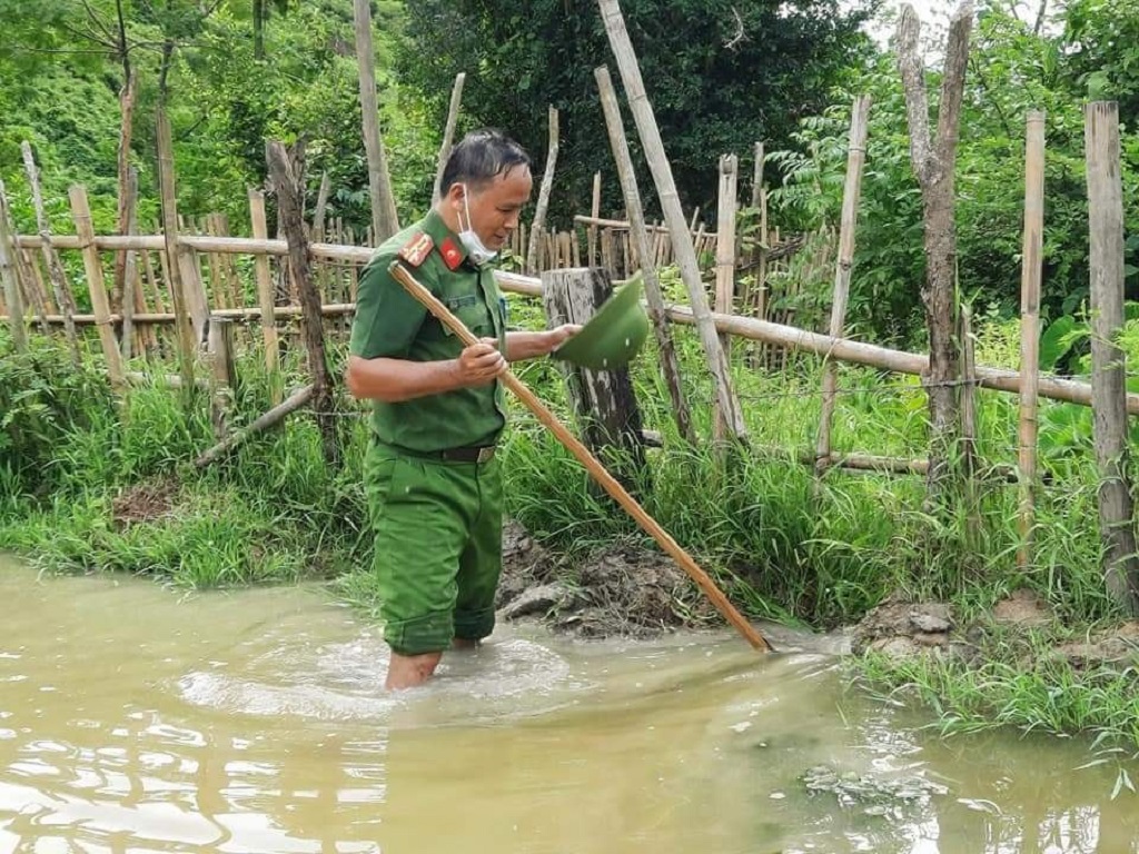 Thượng tá Kha Văn Hợi - Phó Trưởng Công an huyện Tương Dương trực tiếp xuống đồng