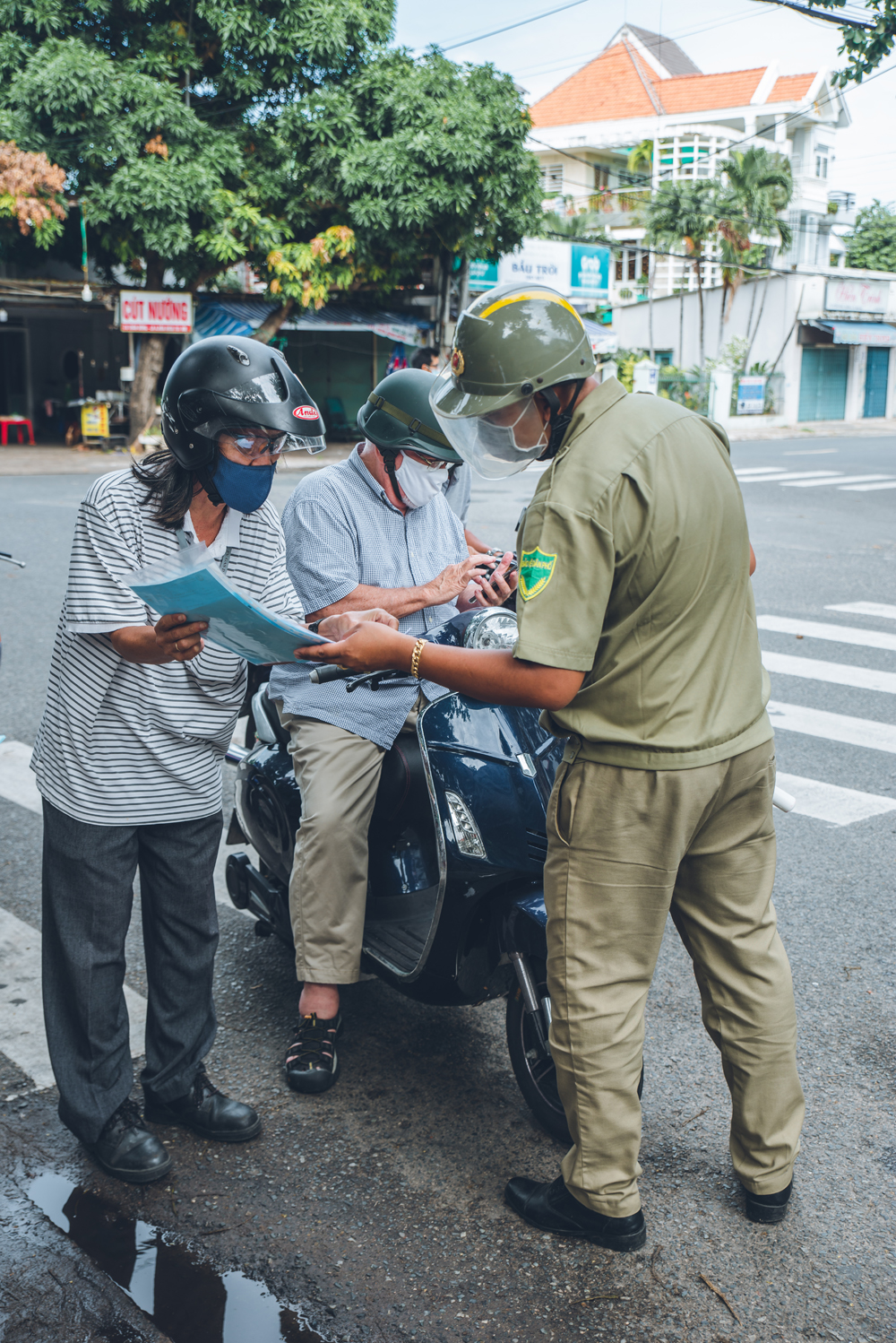 Lực lượng chức năng phường Thắng Tam kiểm tra giấy thông hành của người dân khi ra đường.