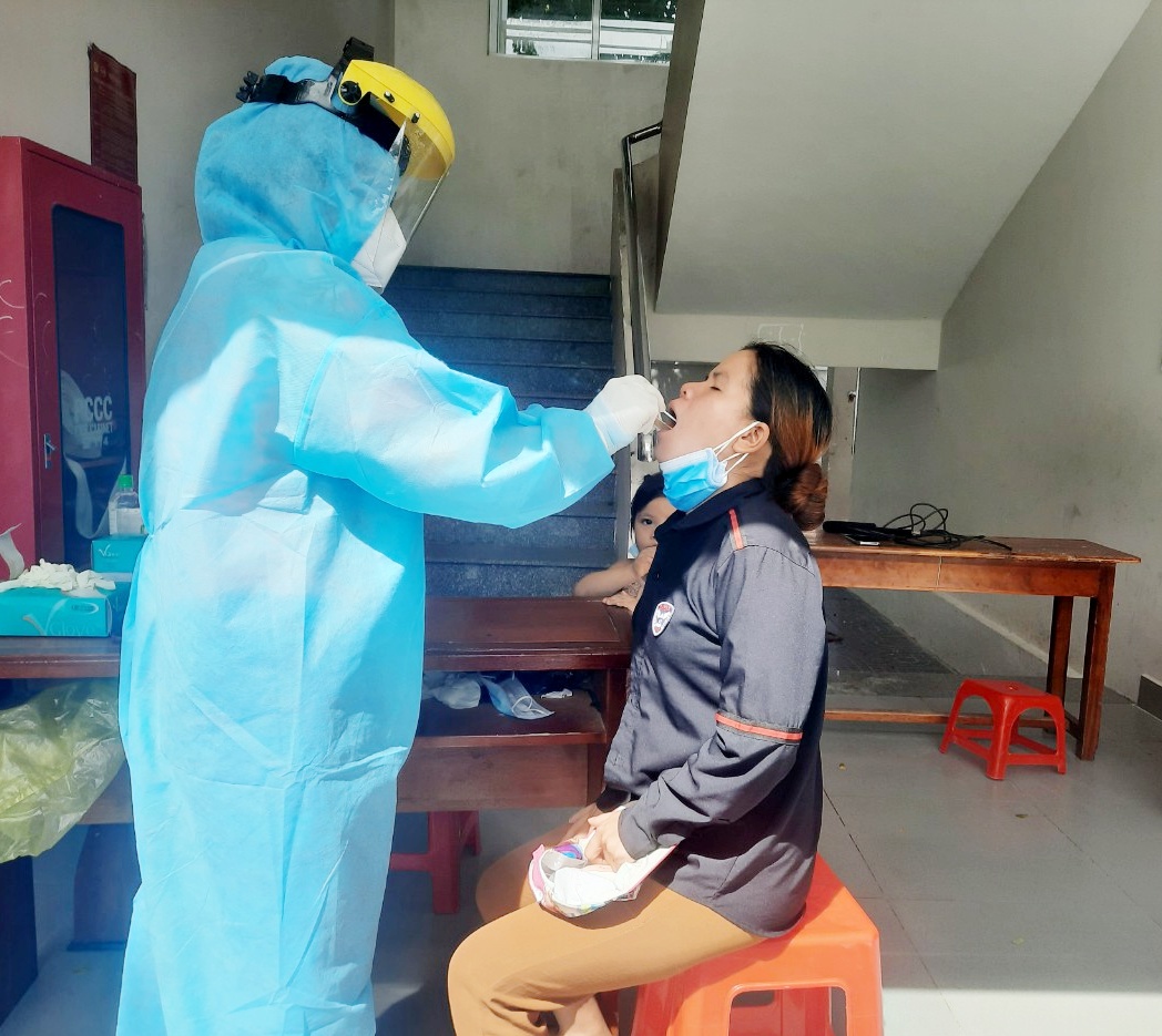 Nhân viên y tế lấy mẫu xét nghiệm SARS-CoV-2 cho người dân xã Phước Hưng. Ảnh: NGUYỄN TUYỀN