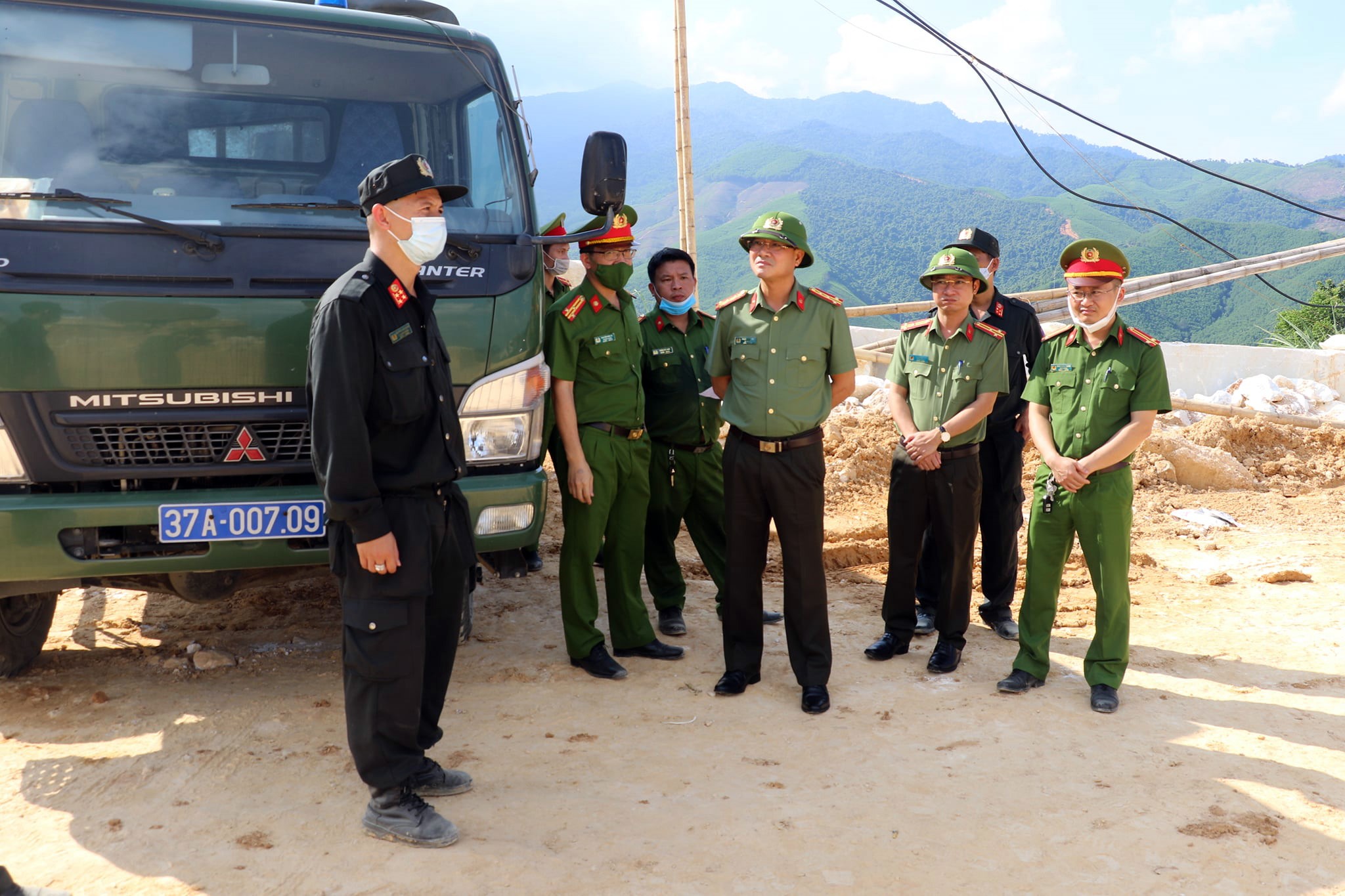 Đồng chí Thiếu tướng Phạm Thế Tùng - Ủy viên Ban Thường vụ Tỉnh ủy, Giám đốc Công an tỉnh Nghệ An trực tiếp chỉ đạo tại hiện trường