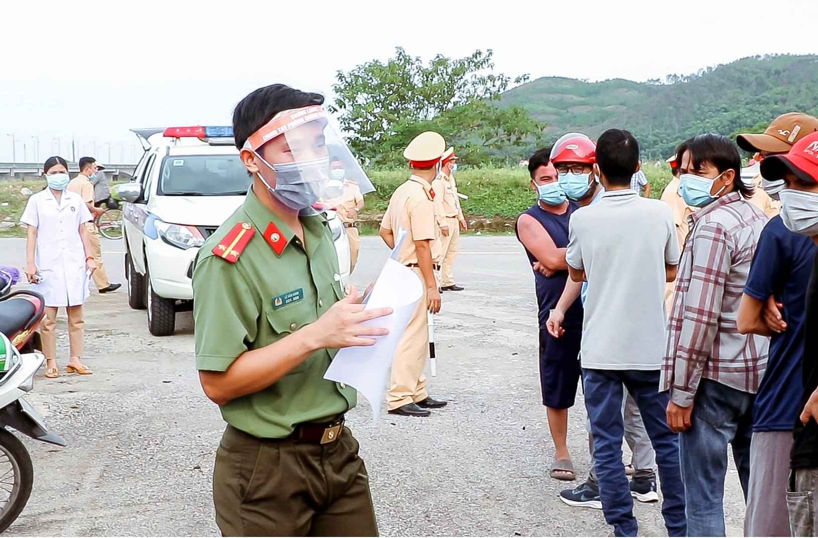Tiến hành lấy thông tin, phát tờ khai y tế cho người dân