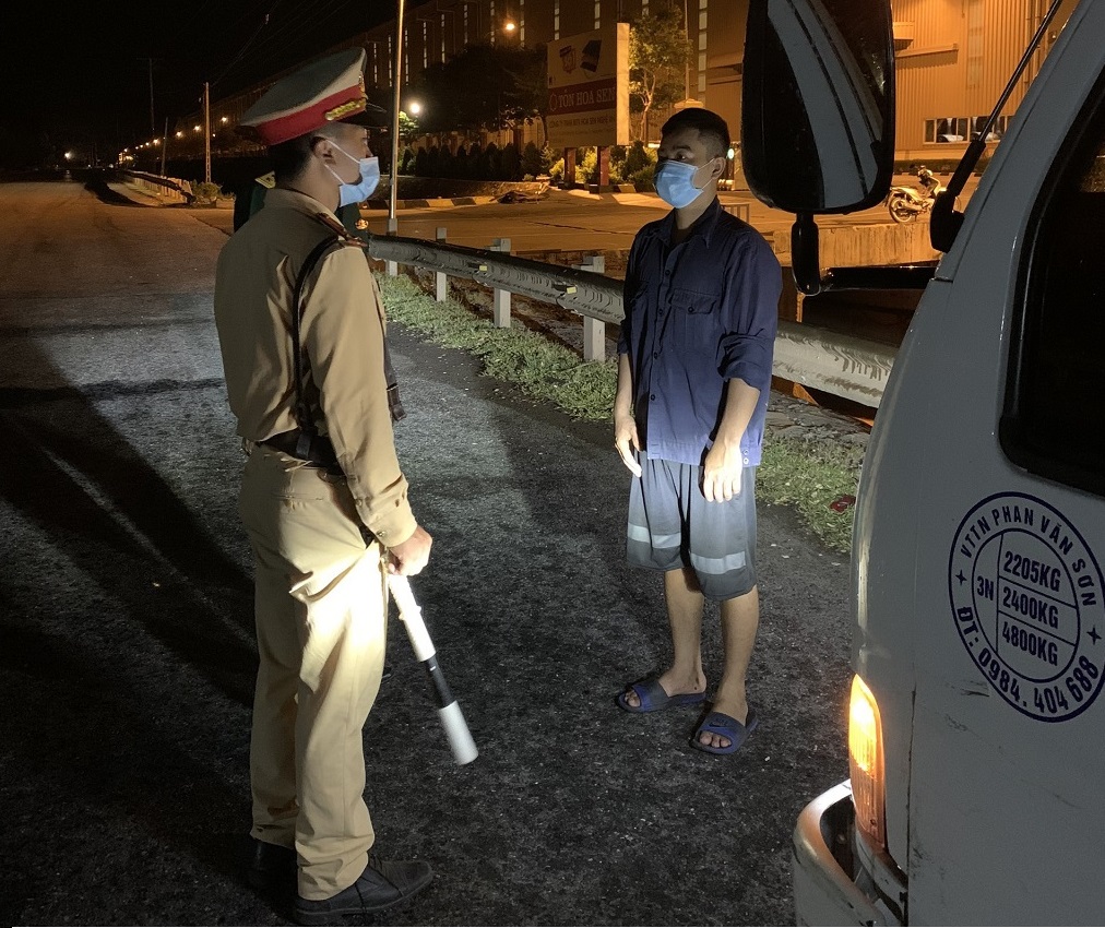 Công an Nghệ An thường trực đảm bảo an ninh trật tự tại các điểm chốt để phòng chống dịch Covid-19