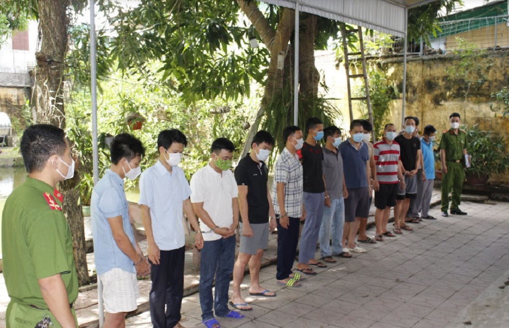 Các đối tượng trong đường dây đánh bạc bằng hình thức cá độ bóng đá với tang số lên đến 1.000 tỉ đồng 