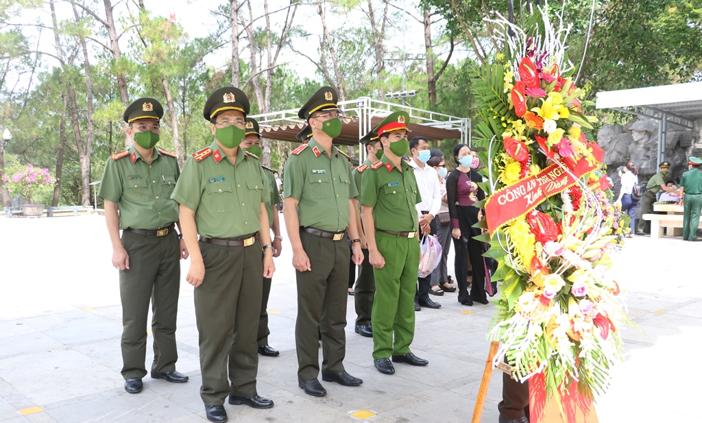 Đoàn công tác Công an tỉnh Nghệ An dâng hoa tại Nghĩa trang liệt sỹ Quốc gia Trường Sơn