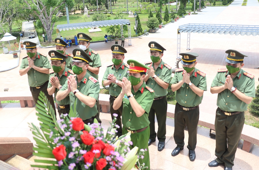 Tưởng nhớ công lao to lớn của các anh hùng liệt sỹ trong cuộc kháng chiến bảo vệ Tổ quốc, giành độc lập dân tộc, tự do, hòa bình cho nhân dân tại Di tích Quốc gia đặc biệt Thành cổ Quảng Trị