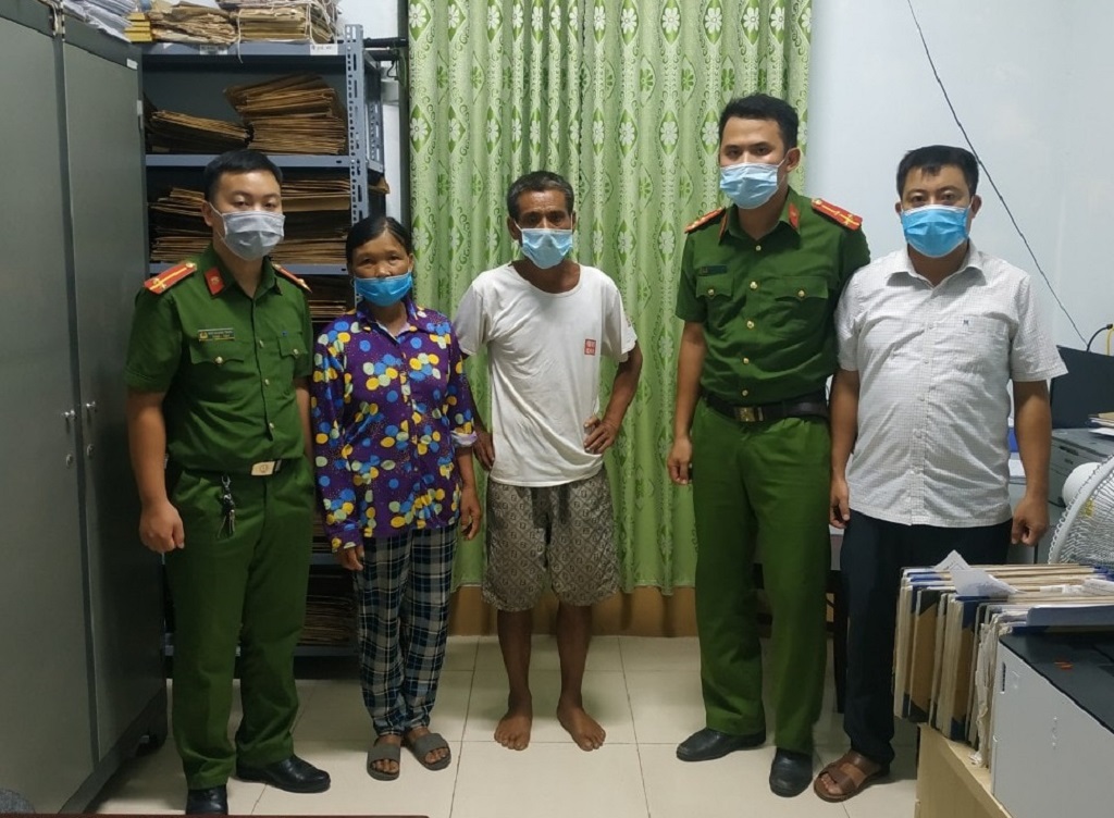 Đại diện Công an xã Nam Nghĩa và Hồng Thành bàn giao anh Vạn cho gia đình.