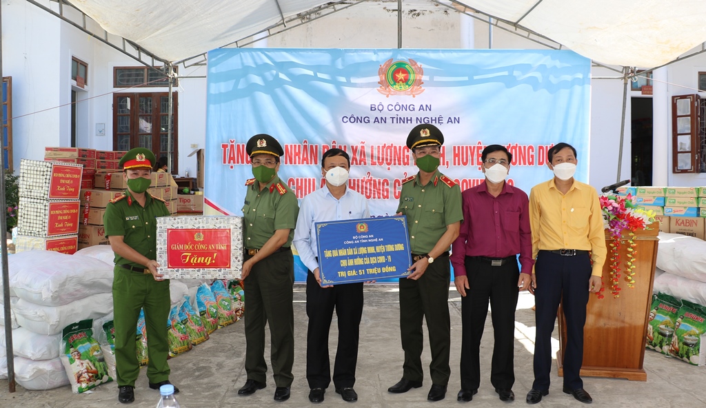 Công an tỉnh tặng cho cấp ủy, chính quyền, người dân huyện Tương Dương