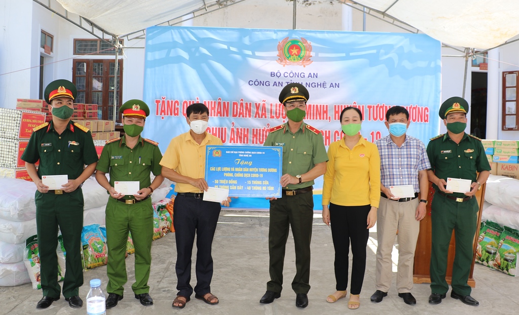 Ban chỉ đạo phòng chống dịch Covid-19 tỉnh Nghệ An tặng quà cho huyện Tương Dương