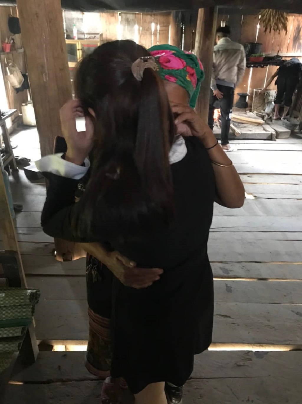 Một nạn nhân mua bán người được Công an huyện Kỳ Sơn phối hợp với các cơ quan chức năng giải cứu, đoàn tụ với gia đình