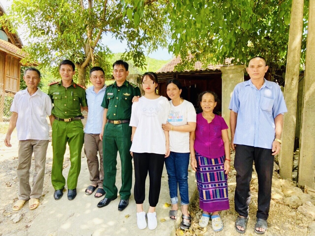 Công an Nghệ An phối hợp với lực lượng chức năng bàn giao nạn nhân mua bán người cho gia đình