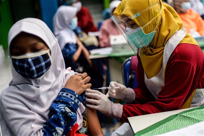 Nhân viên tế tiêm vaccine ngừa COVID-19 cho người dân tại Tangerang (Indonesia), ngày 22/7/2021.