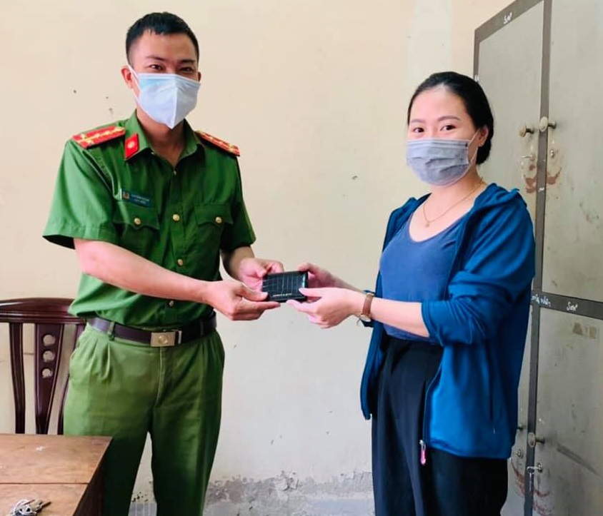 Công an phường Trung Đô trao trả tài sản, giấy tờ cho chị Trương Thị Quỳnh