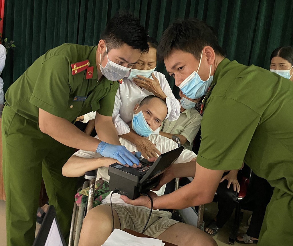 Công an huyện Nghi Lộc làm thủ tục cấp thẻ Căn cước công dân cho người khuyết tật