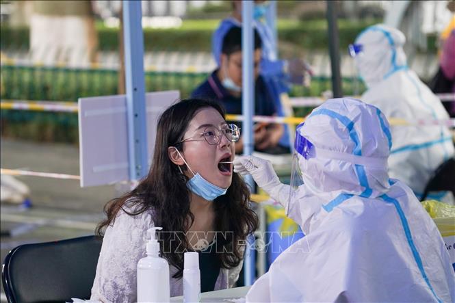 Nhân viên y tế lấy mẫu xét nghiệm COVID-19 cho người dân tại Nam Kinh, tỉnh Giang Tô, Trung Quốc ngày 29/7/2021.
