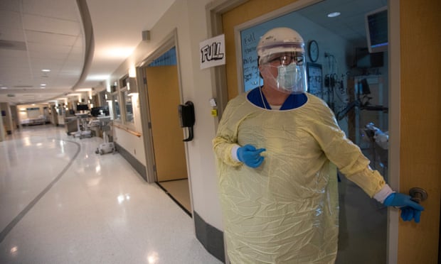 Nhân viên y tế tại phòng điều trị bệnh nhân COVID-19 ở Torrance, California hôm 30/7.