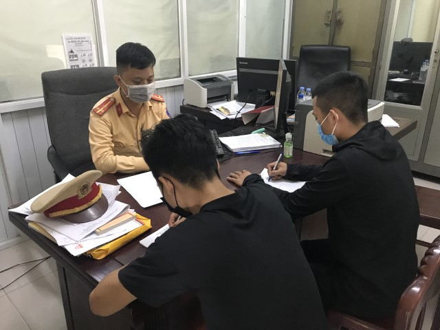 Đội Cảnh sát giao thông - trật tự Công an thành phố Vinh  xử lí các trường hợp vi phạm